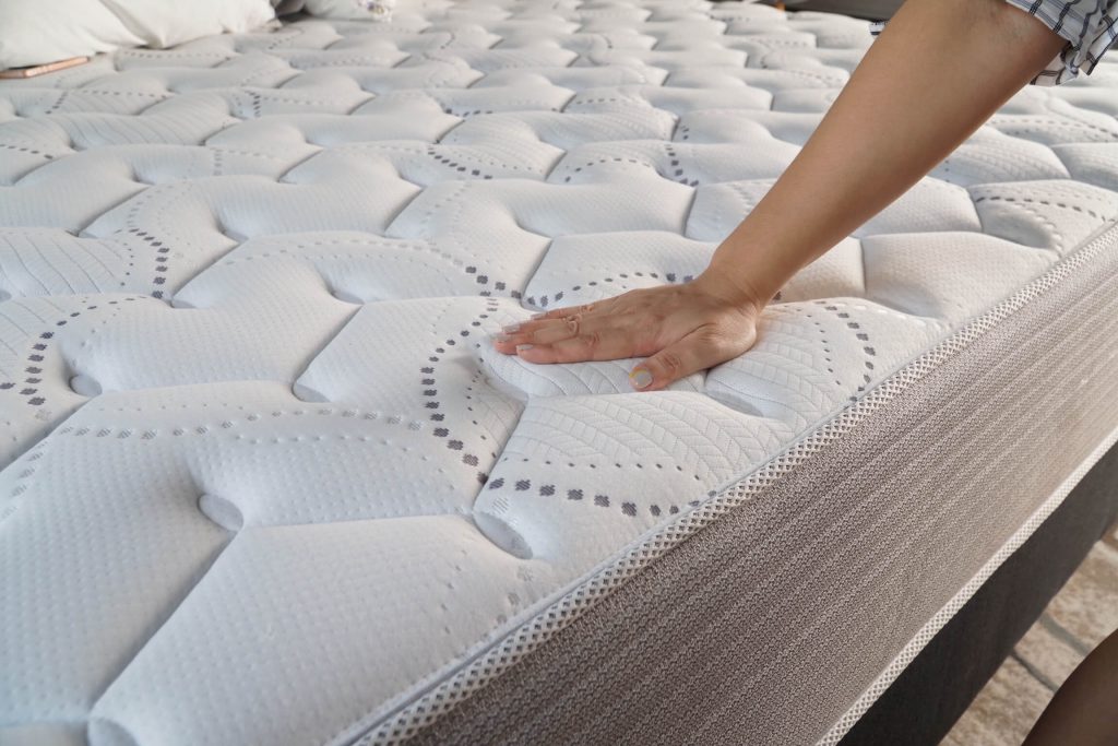 Giải Đáp: Nên Mua Nệm Lò Xo Hay Nệm Cao Su?