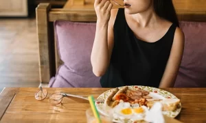 Những thực phẩm dễ gây buồn ngủ