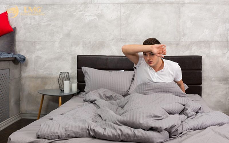 Ngủ bị ra mồ hôi lưng