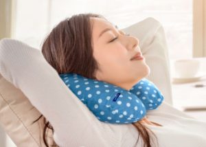 Cách đeo gối cổ đúng cách