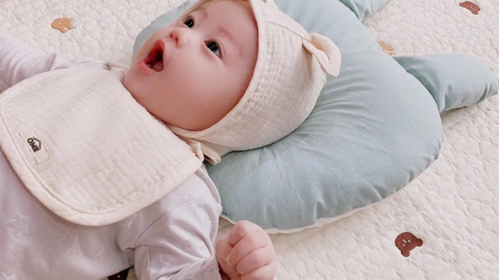 Trẻ sơ sinh nằm gối lõm được không