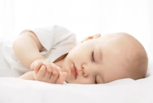 Trẻ mấy tháng nằm gối cao su non