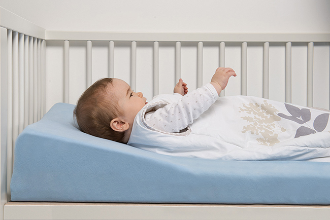 bé mấy tháng nằm gối chống trào ngược