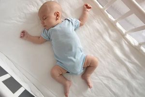 trẻ sơ sinh có nên nằm gối