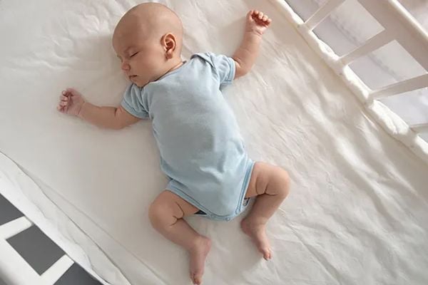 trẻ sơ sinh có nên nằm gối