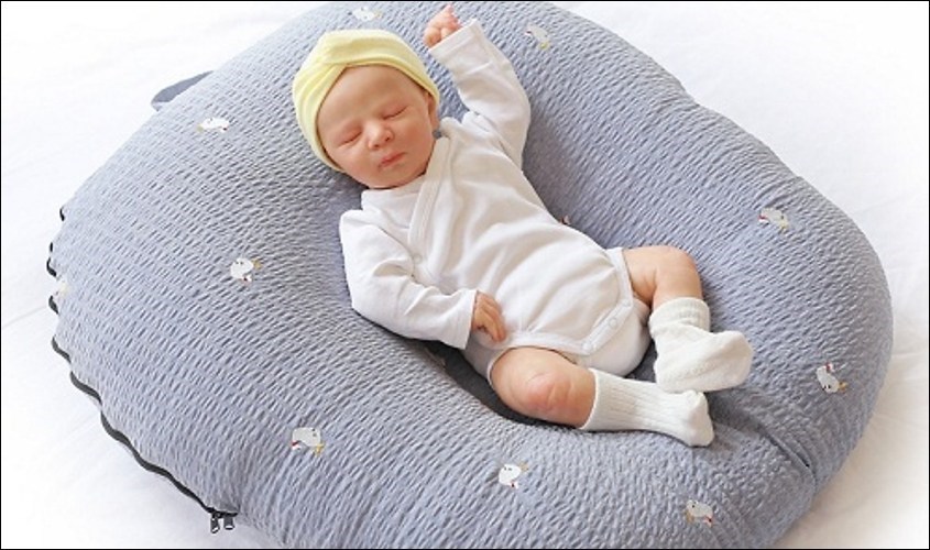 bé ngủ trên gối chống trào ngược có tốt không