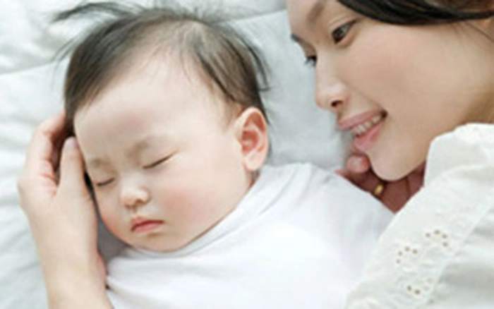 trẻ sơ sinh gối đầu tay có sao không
