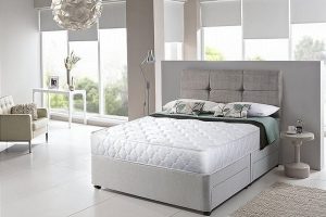 Người hay trở mình có nên nằm nệm lò xo không?