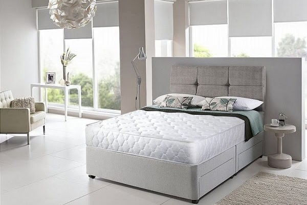 Người hay trở mình có nên nằm nệm lò xo không?